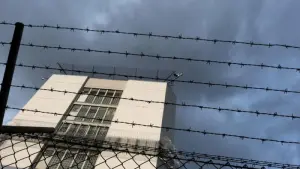 Blick auf ein Gefängnis