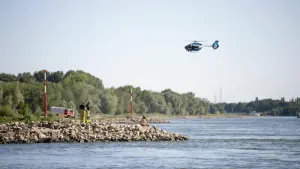 Ein Hubschrauber fliegt über dem Rhein
