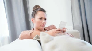 Eine Frau beutzt ein Smartphone