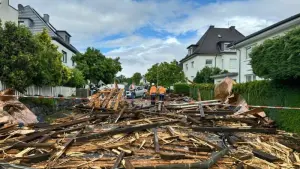 Starkwind deckt in Hagen Kirchendach ab und weht Bäume um