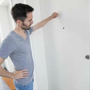 Ein Mann klopft an eine Tür