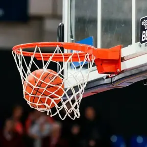 Ein Basketball im Korb