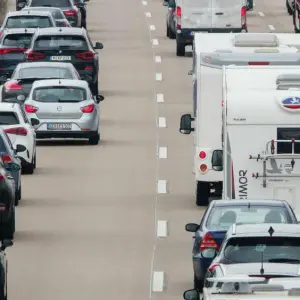 Autos und Wohnmobile stehen auf der Autobahn im Stau
