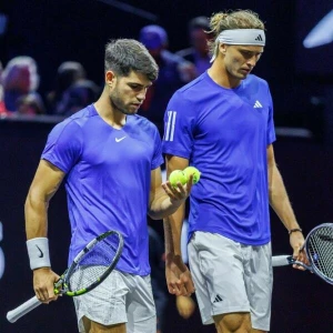 Carlos Alcaraz (l) und Alexander Zverev