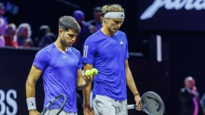 Carlos Alcaraz (l) und Alexander Zverev