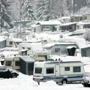 Wohnwagen im Schnee
