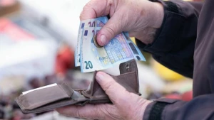 Mehr Geld zum Ausgeben - aber geringe Konsumneigung