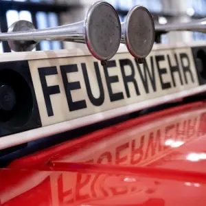 Ein Einsatzwagen der Feuerwehr steht in einer Halle