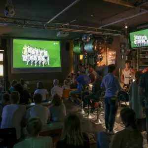 Bei Fußballturnieren stellen viele Kneipen große Bildschirme auf.