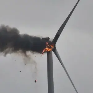 Windrad bei Greifswald in Brand