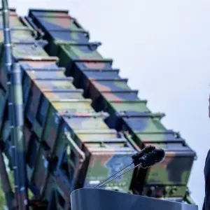 Wolodymyr Selenskyj vor einer Patriot-Startrampe in Deutschland