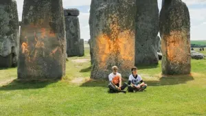Klimademonstranten sprühen orangefarbene Substanz auf Stonehenge