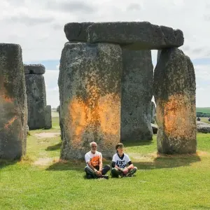 Klimademonstranten sprühen orangefarbene Substanz auf Stonehenge