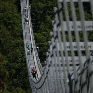 Besucher gehen über den Skywalk Willingen im Sauerland