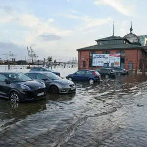 Hamburger Fischmarkt bei Sturmflut teils überspült