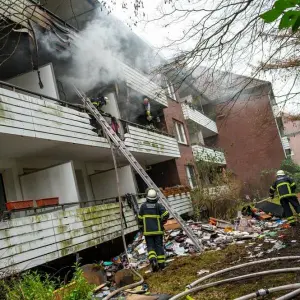 Zwei verletzte Feuerwehrleute bei Wohnungsbrand