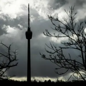 Wolken am Stuttgarter Fernsehturm