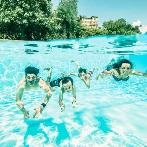 Familie schwimmt im Pool