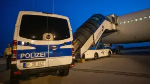 Ein Einsatzfahrzeug der Polizei steht an einem Flughafen