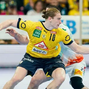 Juri Knorr von den Rhein-Neckar Löwen spielt den Ball