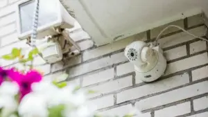 Eine Überwachungskamera hängt an einer Fassade