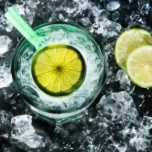 Cocktail mit Limettenscheibe
