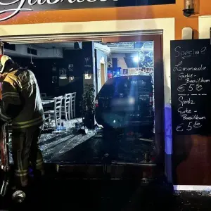 Unfall in Österreich - Auto fährt in Pizzeria