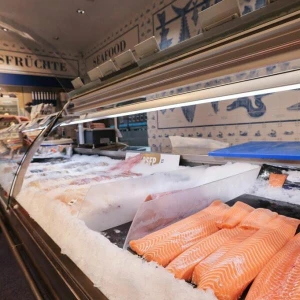 Frischer Lachs liegt in einer Auslage der Fischtheke