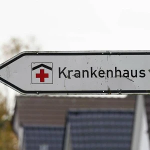 Hinweisschild mit der Aufschrift «Krankenhaus»