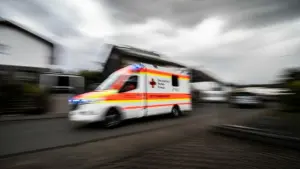 Ein Rettungswagen fährt durch eine Straße (Symbolbild)