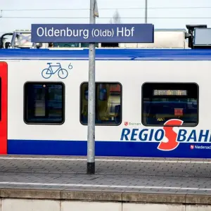 Regio-S-Bahn am Bahnsteig