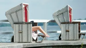 Eine Frau sitzt in einem Strandkorb