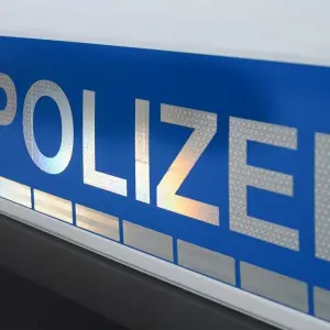 Der Polizei-Schriftzug auf einem Einsatzwagen.