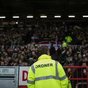 Ein Ordner in einem Fußballstadion