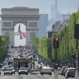 Avenue des Champs Élysées mit Blick auf den Triumphbogen