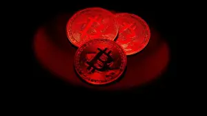 Bitcoin-Münzen liegen auf einem Tisch