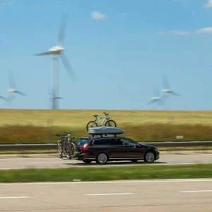 Autofahrer mit Gepäck auf dem Weg in den Urlaub