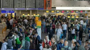 Klimaaktivisten legen Flugverkehr in Frankfurt lahm