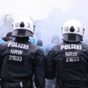 Übung der Wuppertaler Polizei zum Umgang mit Fußballfangruppen
