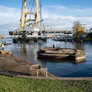 Schwimmkran bringt Deichbrücke zur Sanierung
