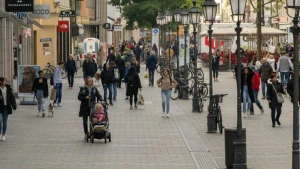 Passanten in der Münchner Fußgängerzone