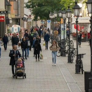 Passanten in der Münchner Fußgängerzone