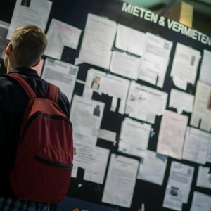 Wohnungsanzeigen am Schwarzen Brett einer Universität