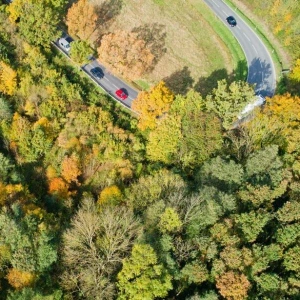 Autos fahren über eine Landstraße