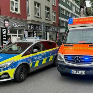 Polizeiauto und Rettungswagen