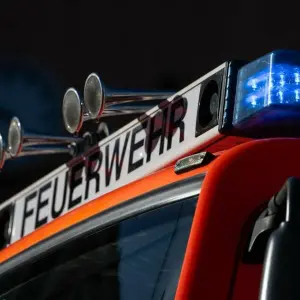 Feuerwehr löscht brennenden Imbiss in Hamm