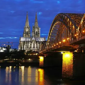 Dom in Köln am Abend