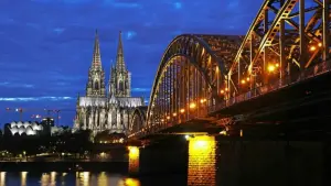 Dom in Köln am Abend