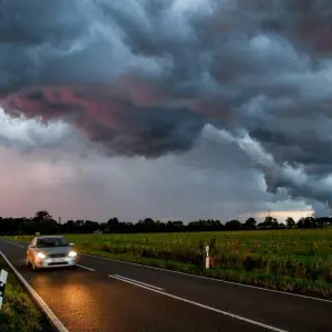 Auto fährt durch ein Gewitter