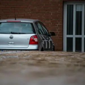 Ein Auto steht im Hochwasser in Rhüden